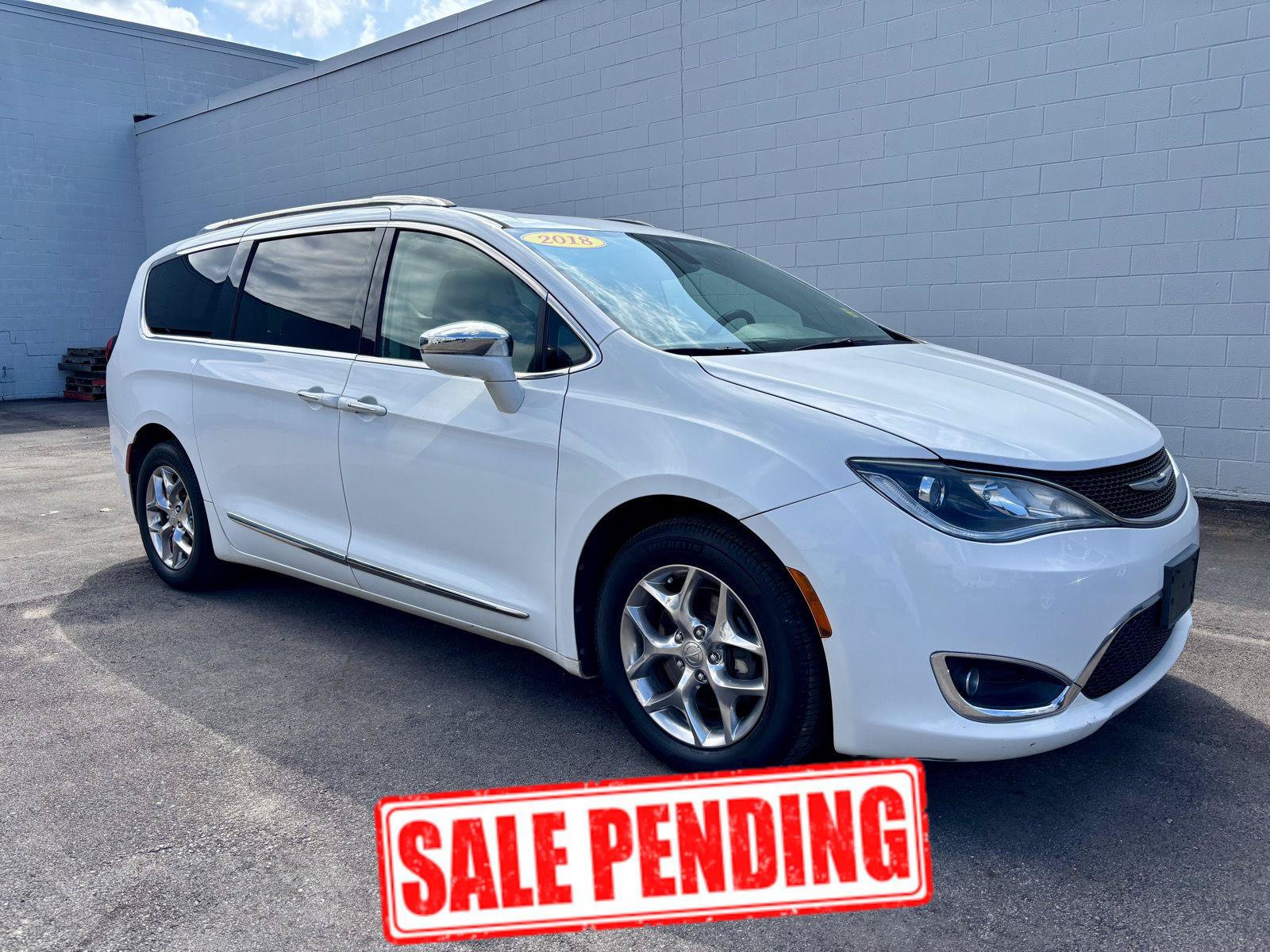 Used 2018 Chrysler Pacifica Limited FWD image 1