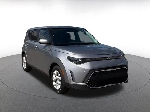 Used 2025 Kia Soul LX w/ LX Technology Package FWD image 2