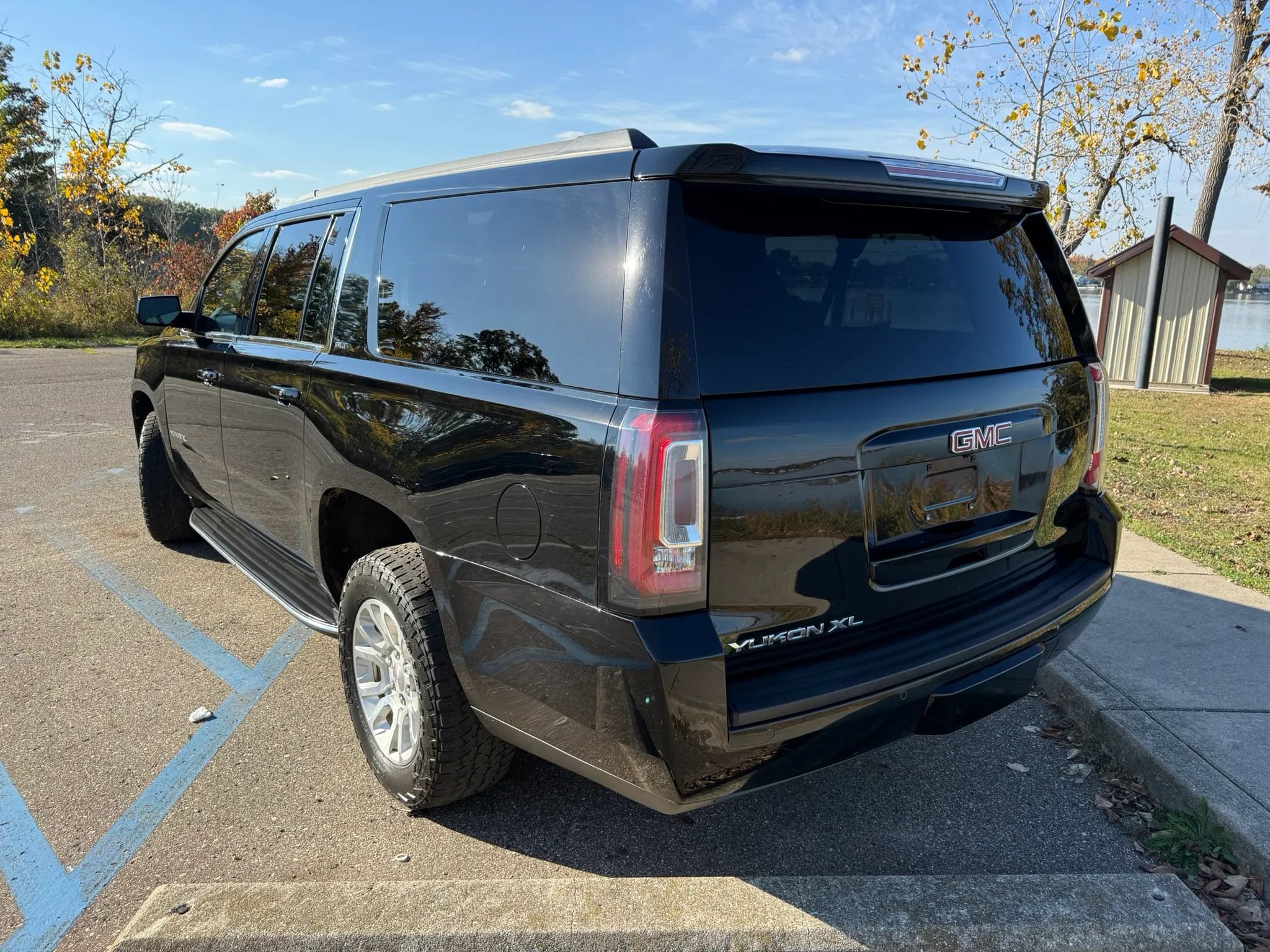 Used 2018 GMC Yukon XL SLT AWD/4WD image 7