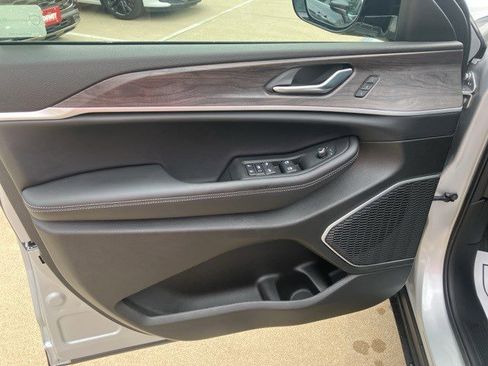 New 2025 Jeep Grand Cherokee Limited w/ Trailer Tow Package image 9