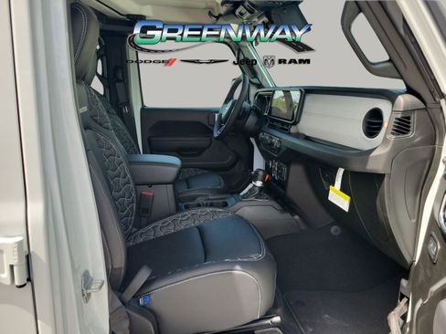 Used 2025 Jeep Gladiator Sport AWD/4WD image 10
