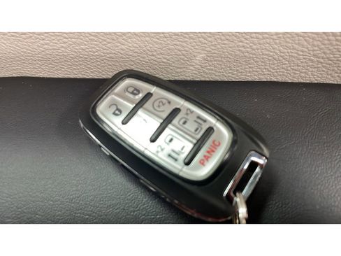 Used 2023 Chrysler Pacifica Touring-L image 18