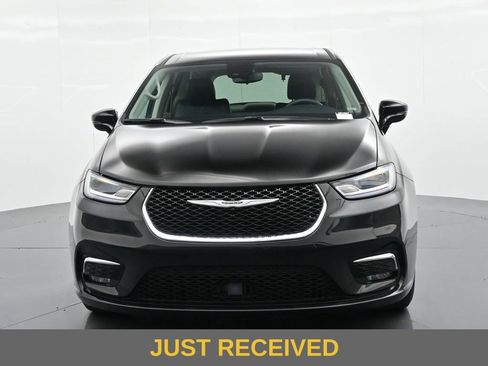 Used 2024 Chrysler Pacifica Touring-L FWD image 3