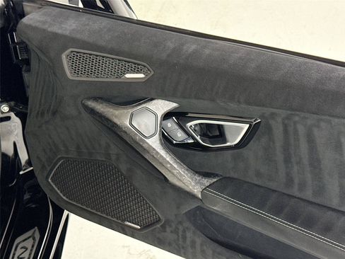 Used 2018 Lamborghini Huracan Performante AWD/4WD image 29