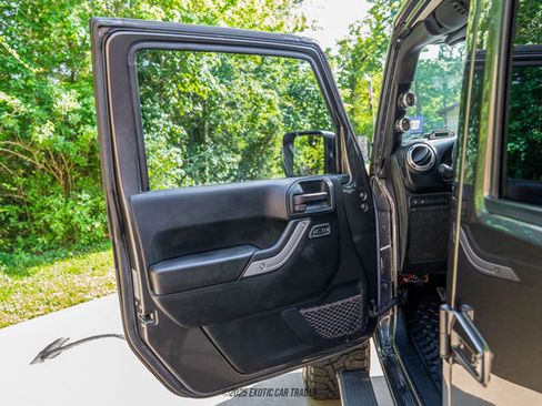 Used 2016 Jeep Wrangler Unlimited Rubicon w/ Connectivity Group image 32