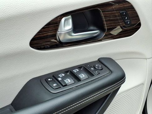 Used 2024 Chrysler Pacifica Limited FWD image 16