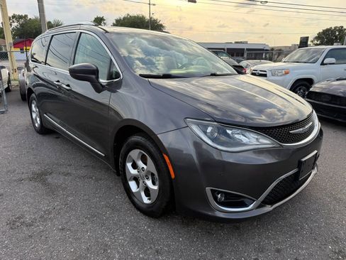 Used 2017 Chrysler Pacifica Touring-L Plus FWD image 3