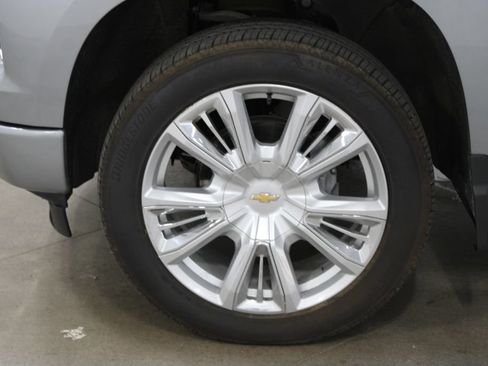 Used 2025 Chevrolet Silverado 1500 High Country w/ High Country Premium Package AWD/4WD image 40
