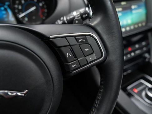 Certified 2020 Jaguar F-PACE Premium image 22