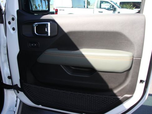 Used 2025 Jeep Gladiator Mojave AWD/4WD image 26