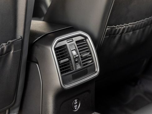 Certified 2023 Porsche Macan AWD/4WD image 36