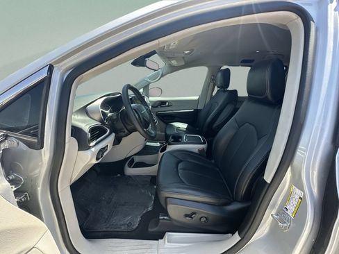 Certified 2024 Chrysler Pacifica Touring-L FWD image 18