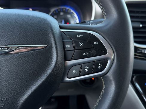 Used 2023 Chrysler Pacifica Touring-L image 28