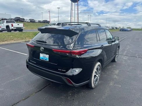 Used 2022 Toyota Highlander XLE image 3