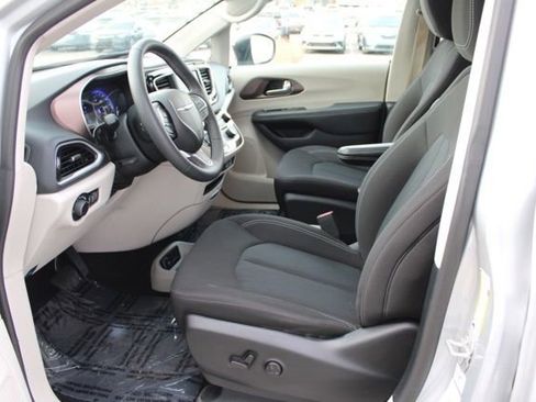 Used 2024 Chrysler Voyager LX image 14