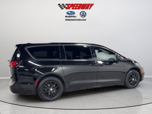 Used 2025 Chrysler Pacifica Select FWD image 5