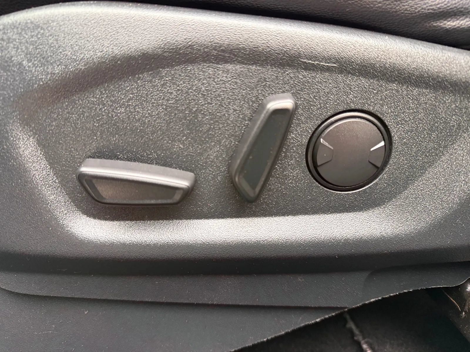 Used 2019 Ford Explorer XLT w/ Equipment Group 202A AWD/4WD image 17