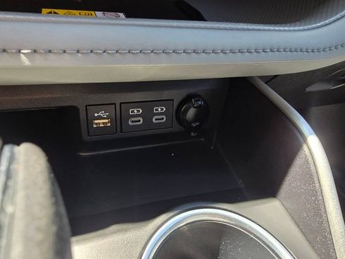Used 2023 Toyota Highlander XLE AWD/4WD image 27