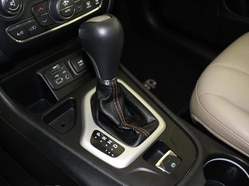 Used 2016 Jeep Cherokee Limited w/ Technology Group image 15