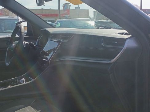 Used 2023 Jeep Grand Cherokee L Laredo image 14