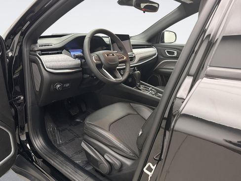 Used 2024 Jeep Compass Latitude image 10