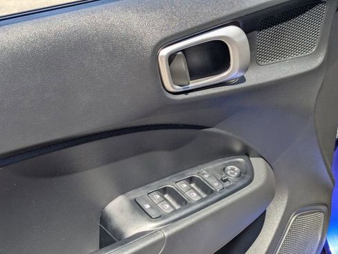 Used 2025 Hyundai Venue SE FWD image 9