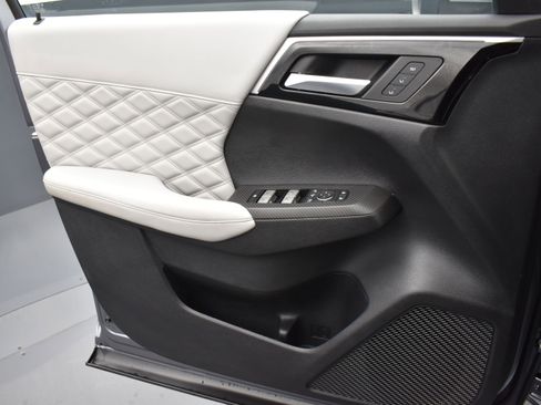 Used 2023 Mitsubishi Outlander 4WD Plug-In Hybrid image 6