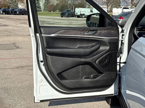 Certified 2025 Jeep Grand Cherokee Limited w/ Trailer Tow Package image 12