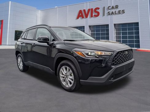 Used 2025 Toyota Corolla Cross LE image 3