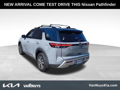Used 2022 Nissan Pathfinder SL FWD image 2