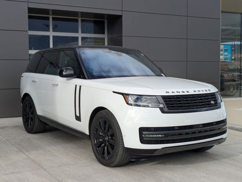 Used 2023 Land Rover Range Rover SE image 3