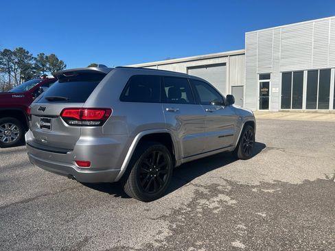 Used 2018 Jeep Grand Cherokee Altitude image 3