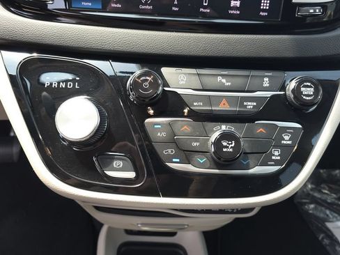 Used 2024 Chrysler Voyager LX FWD image 20