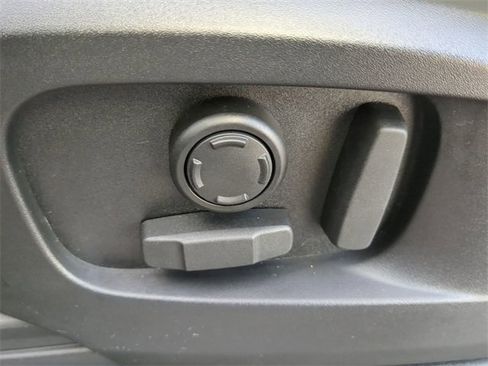 Used 2023 Land Rover Defender 90 SE image 19