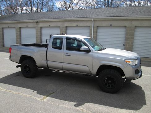 Used 2016 Toyota Tacoma SR5 w/ SR Convenience Package AWD/4WD image 4