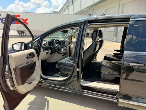 Used 2019 Chrysler Pacifica Touring-L FWD image 16