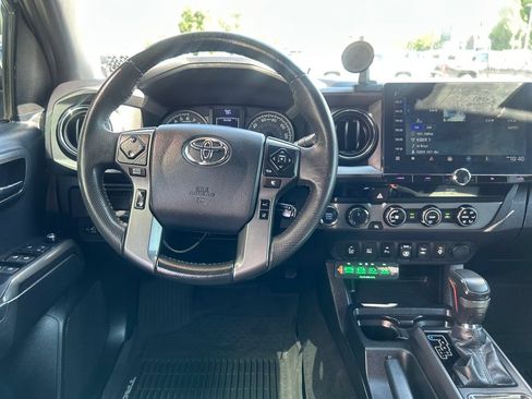 Used 2018 Toyota Tacoma TRD Off-Road w/ Technology Package AWD/4WD image 15