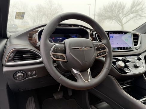 Used 2022 Chrysler Pacifica Pinnacle image 24