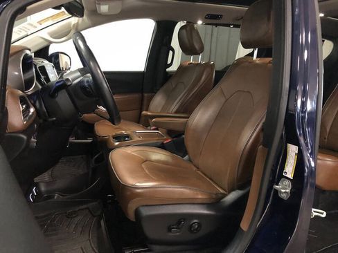 Used 2018 Chrysler Pacifica Limited w/ Tire & Wheel Group FWD image 23