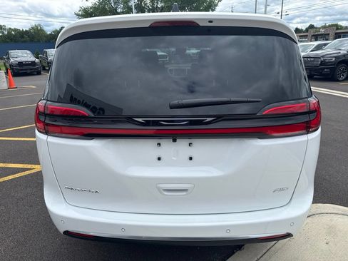 New 2027 Chrysler Pacifica Select AWD/4WD image 7