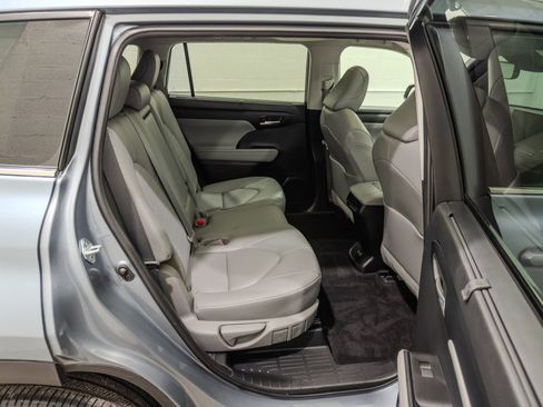 Used 2023 Toyota Highlander XLE AWD/4WD image 24