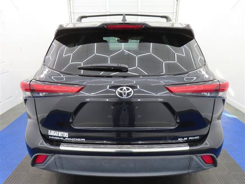 Used 2022 Toyota Highlander XLE AWD/4WD image 7