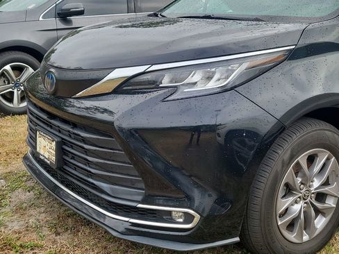 Used 2021 Toyota Sienna XLE w/ XLE Plus Package image 3