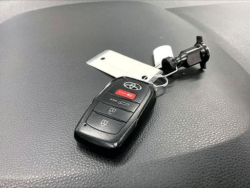 Used 2024 Toyota Corolla Cross XLE w/ Convenience Package image 14