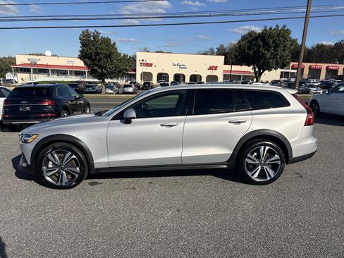 Certified 2025 Volvo V60 B5 Cross Country Plus image 4