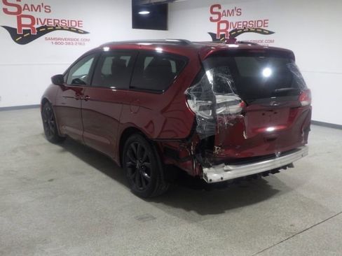Used 2020 Chrysler Pacifica Touring-L w/ S Appearance Package FWD image 2