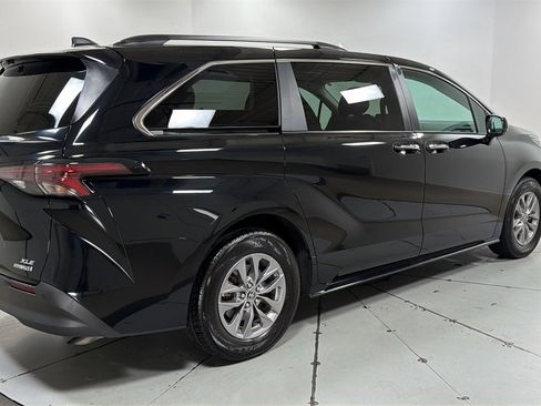 Used 2024 Toyota Sienna XLE image 5