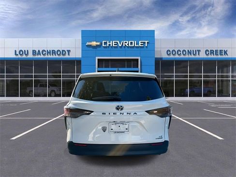 Used 2024 Toyota Sienna LE image 7