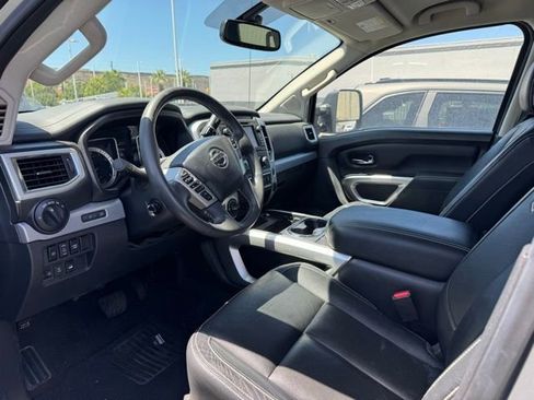Used 2017 Nissan Titan PRO-4X w/ Pro-4x Convenience Package AWD/4WD image 4