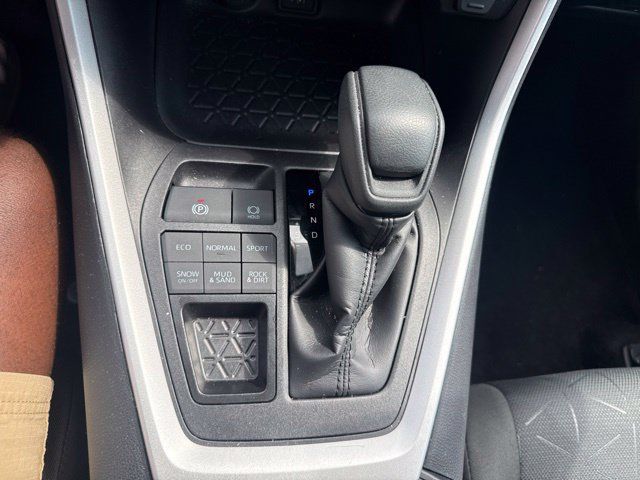 Used 2025 Toyota RAV4 XLE AWD/4WD image 20